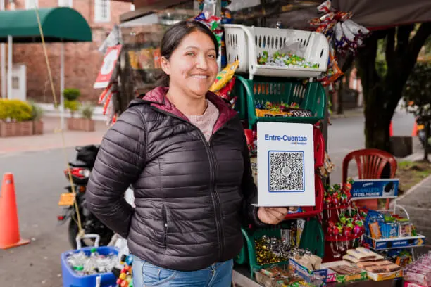 Recibe el pago de tus ventas por medio de nuestro código qr interoperable Transferencias inmediatas interbancarias Código QR Interoperable Pequeños negocios Negocios informales Comercio informal