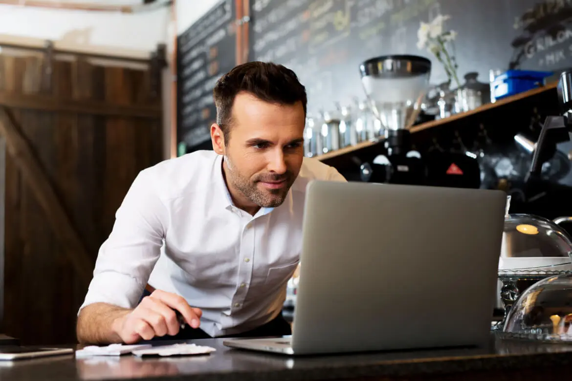 Hombre mirando a la pantalla de un computador