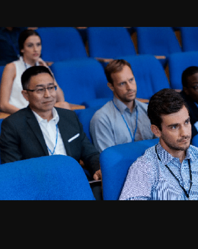 Personas sentadas en un auditorio