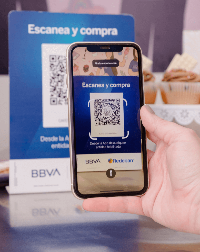 Persona pagando con Código QR de Redeban