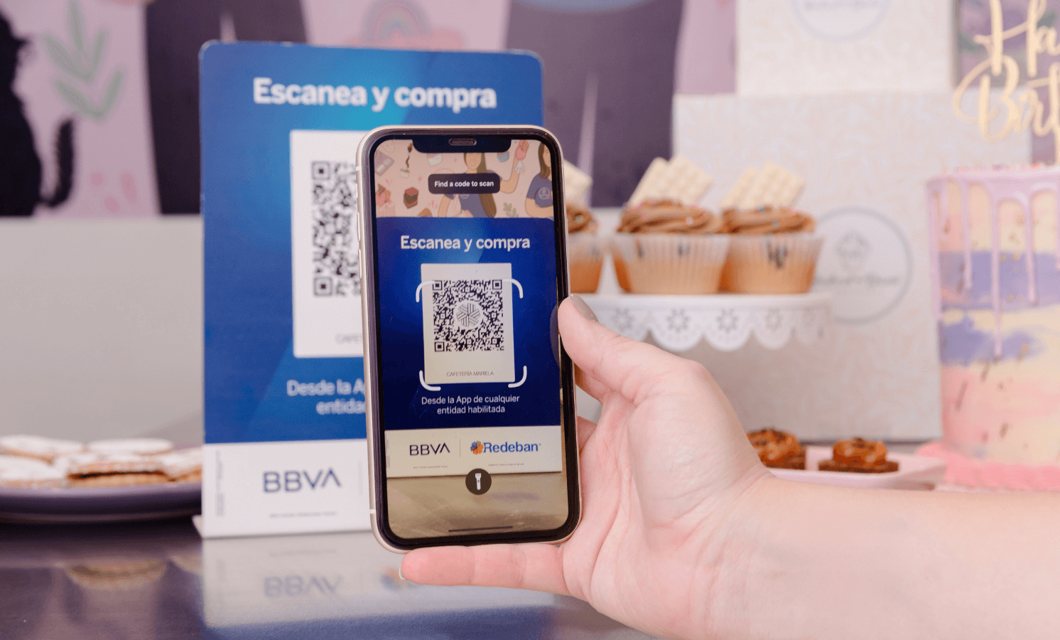 Persona pagando escaneando Código QR de Redeban