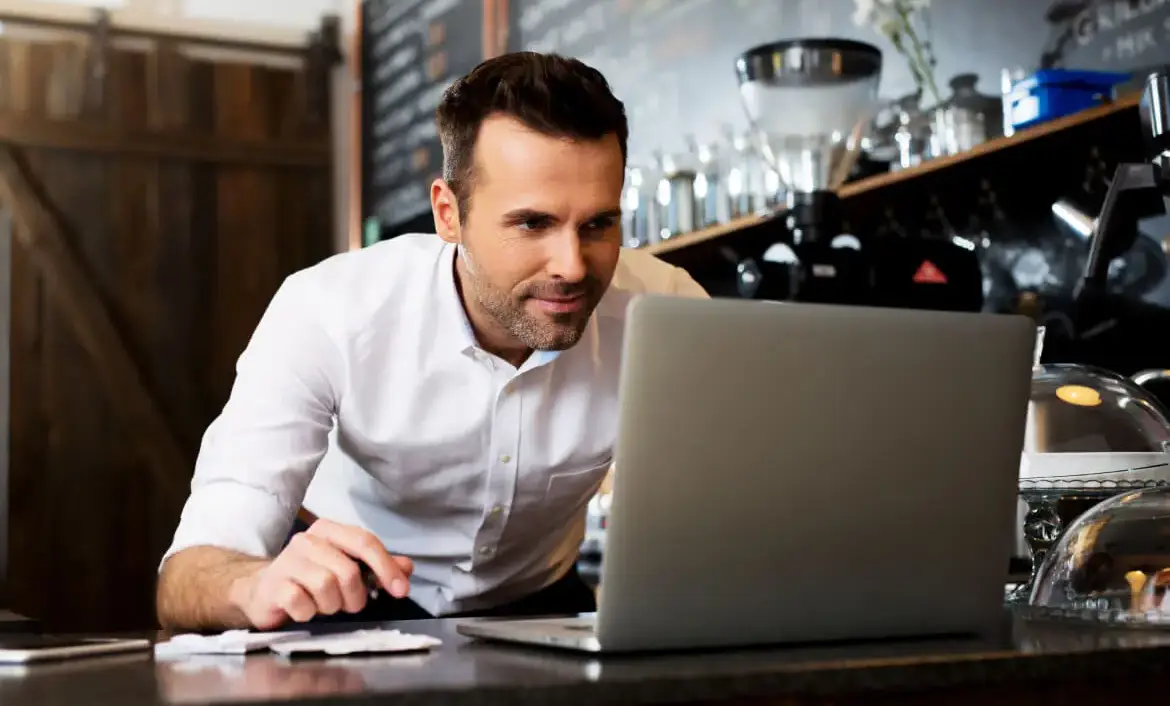 Hombre mirando a la pantalla de un computador